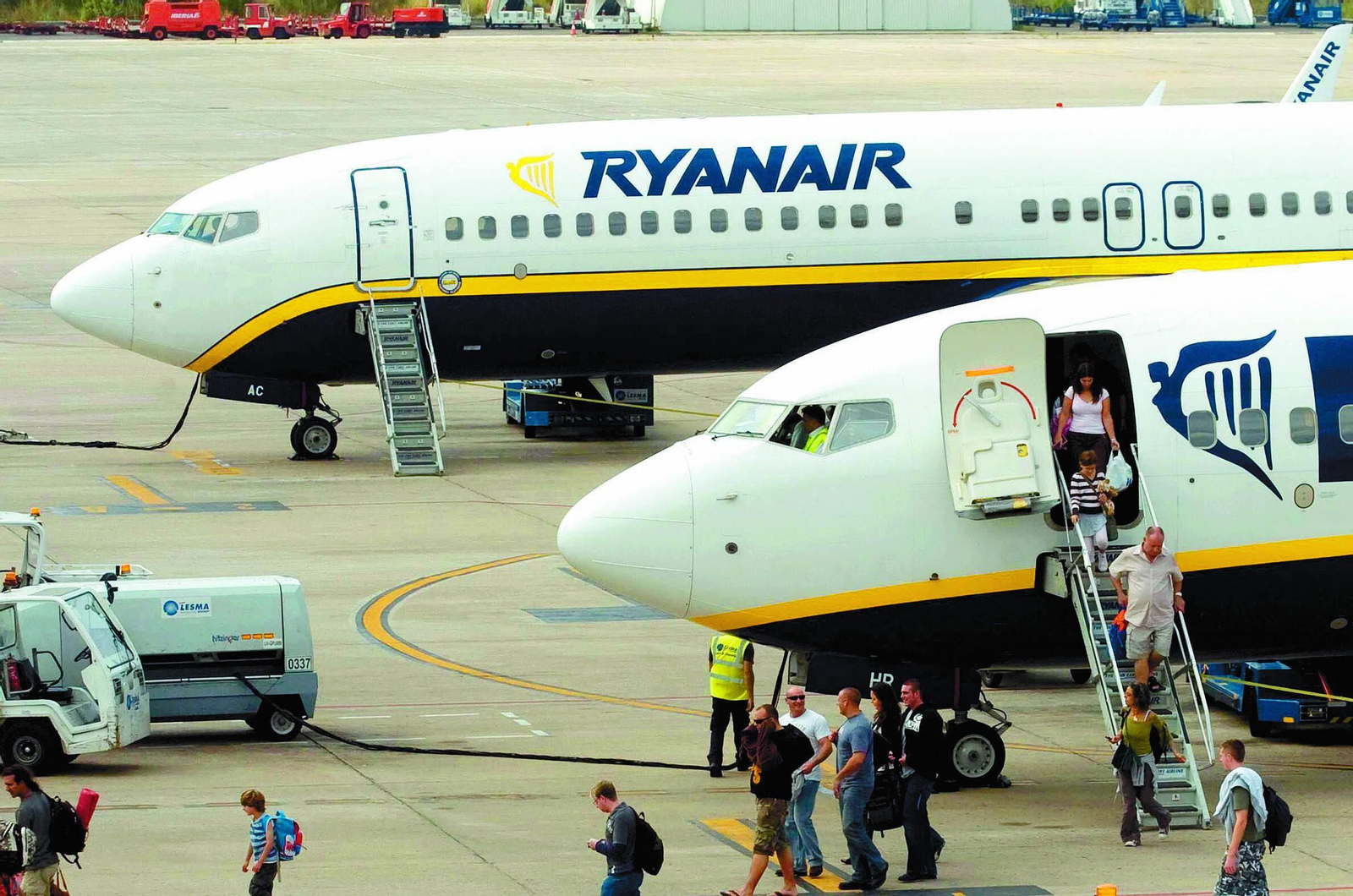 Dos aviones de Ryanair en el aeropuerto de Sevilla.