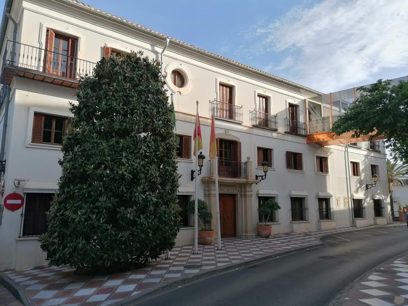 La fachada principal del Ayuntamiento de Benalmádena.