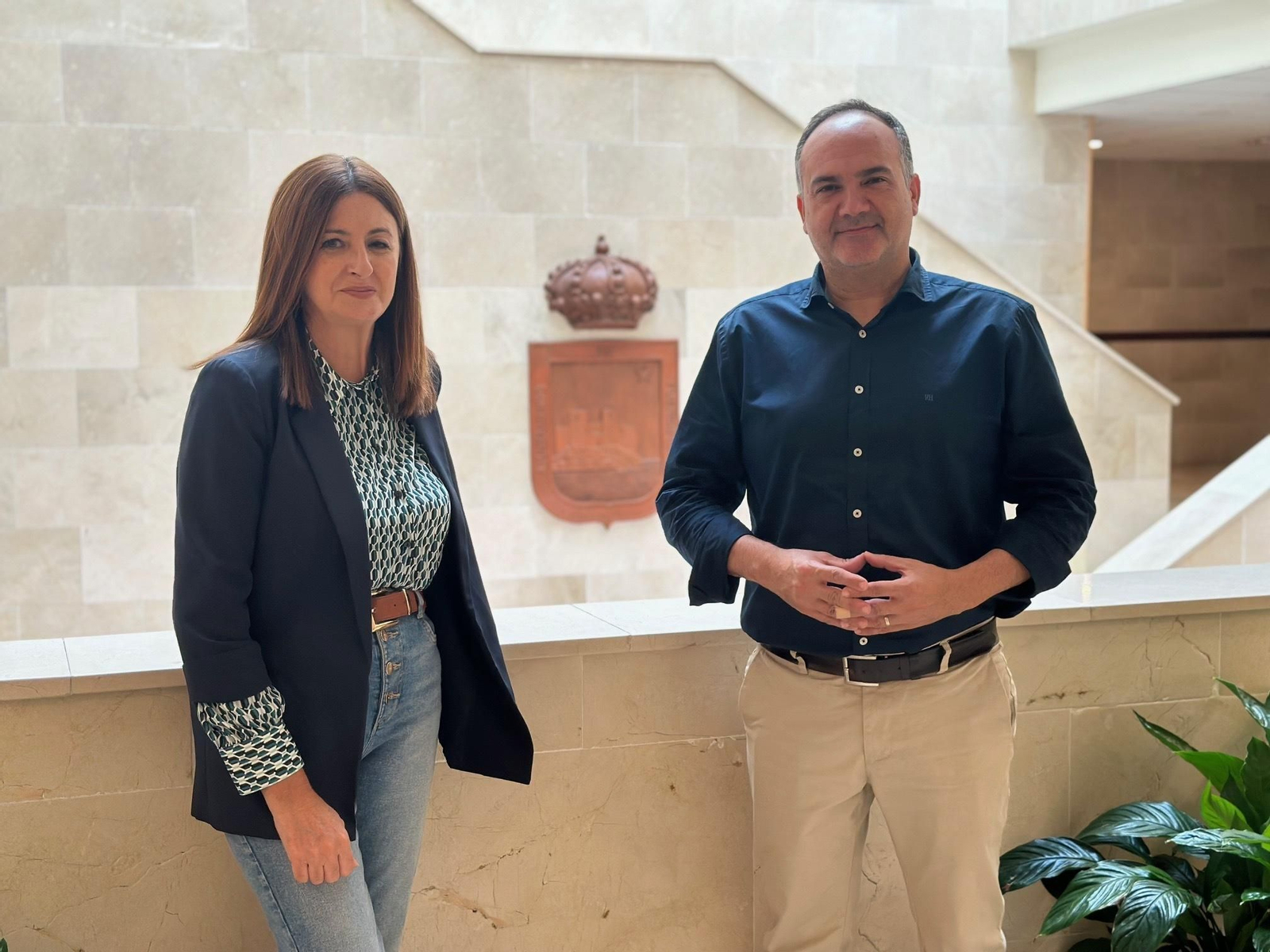 La concejala de Movilidad,  Isabel González, y el edil de Parque Cementerio, Javier García.