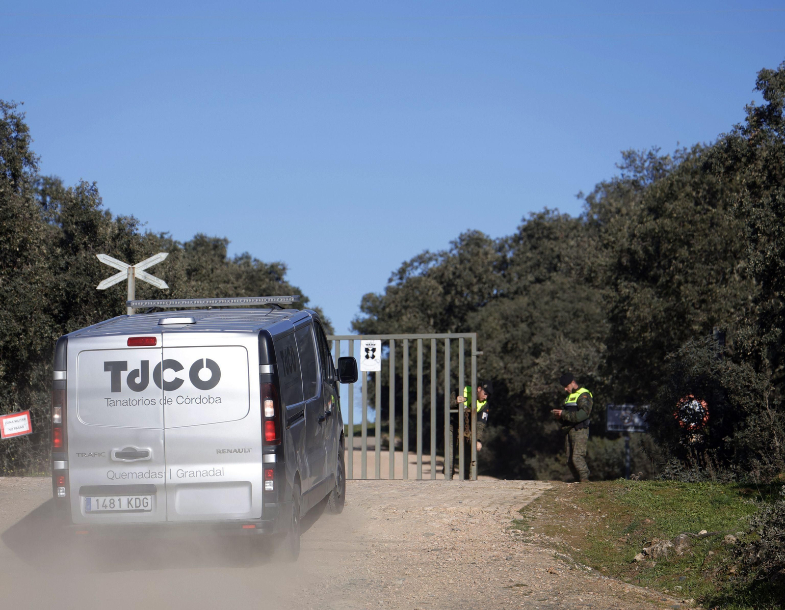 Un vehículo del tanatorio de Córdoba entra en la base de Cerro  Muriano.