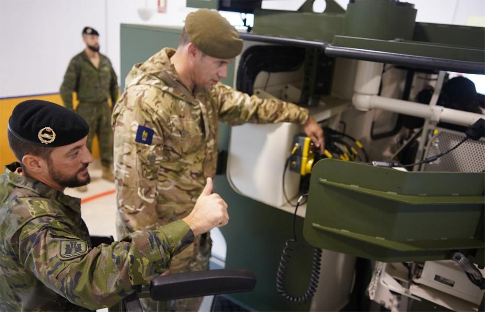 El general Guy Foden durante su visita a una exposición de materiales.