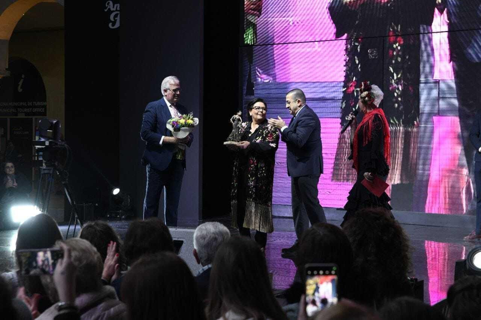 María del Monte recibe el premio del vicepresidente de la Cámara de Comercio, Industria y Servicios de Andújar, Javier Camello y el primer teniente de alcalde, Manuel Fernández