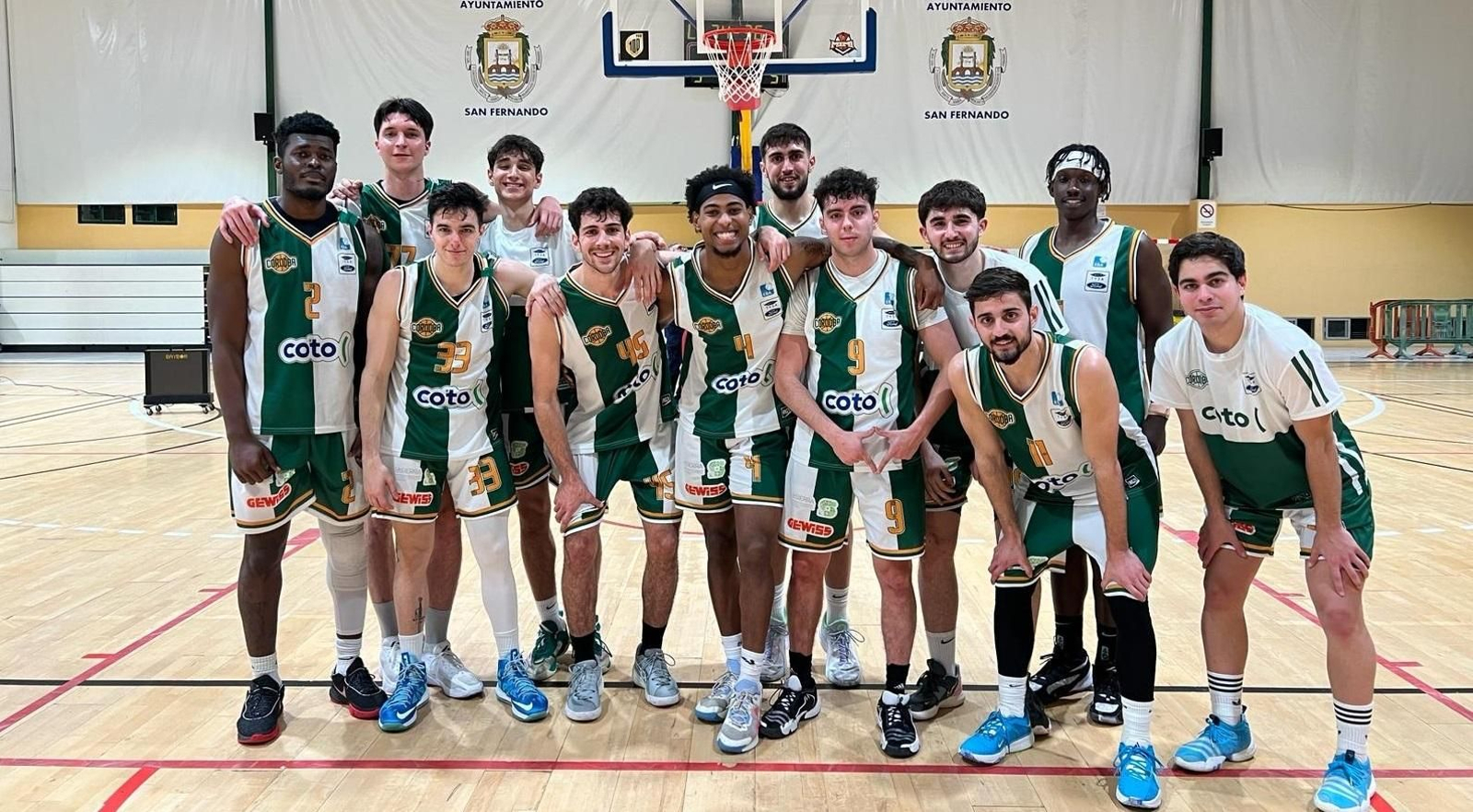 Los jugadores del Coto Córdoba celebran su triunfo en San Fernando.