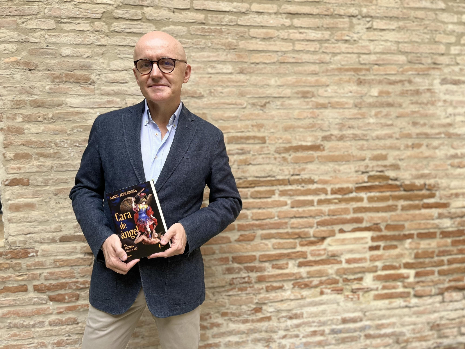 Manuel Jesús Roldán con su novela 'Cara de Ángel', dedicada a La Roldana.