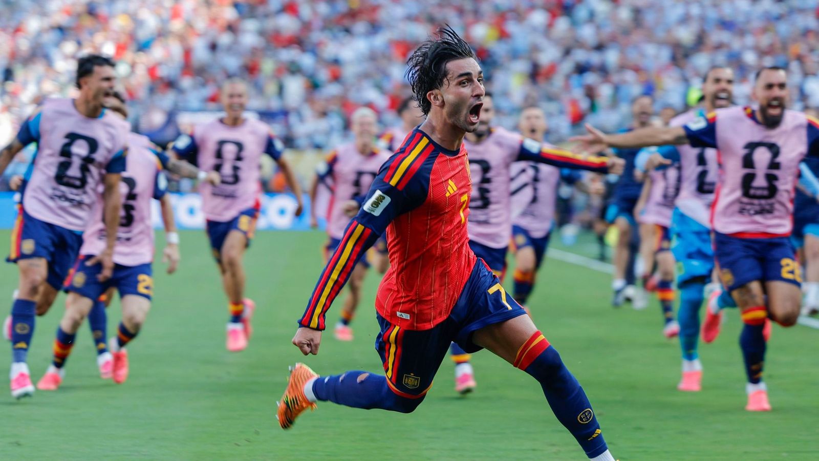ferran-torres-celebra-un-gol-que-ya-es-historia-de-espana-797cda9