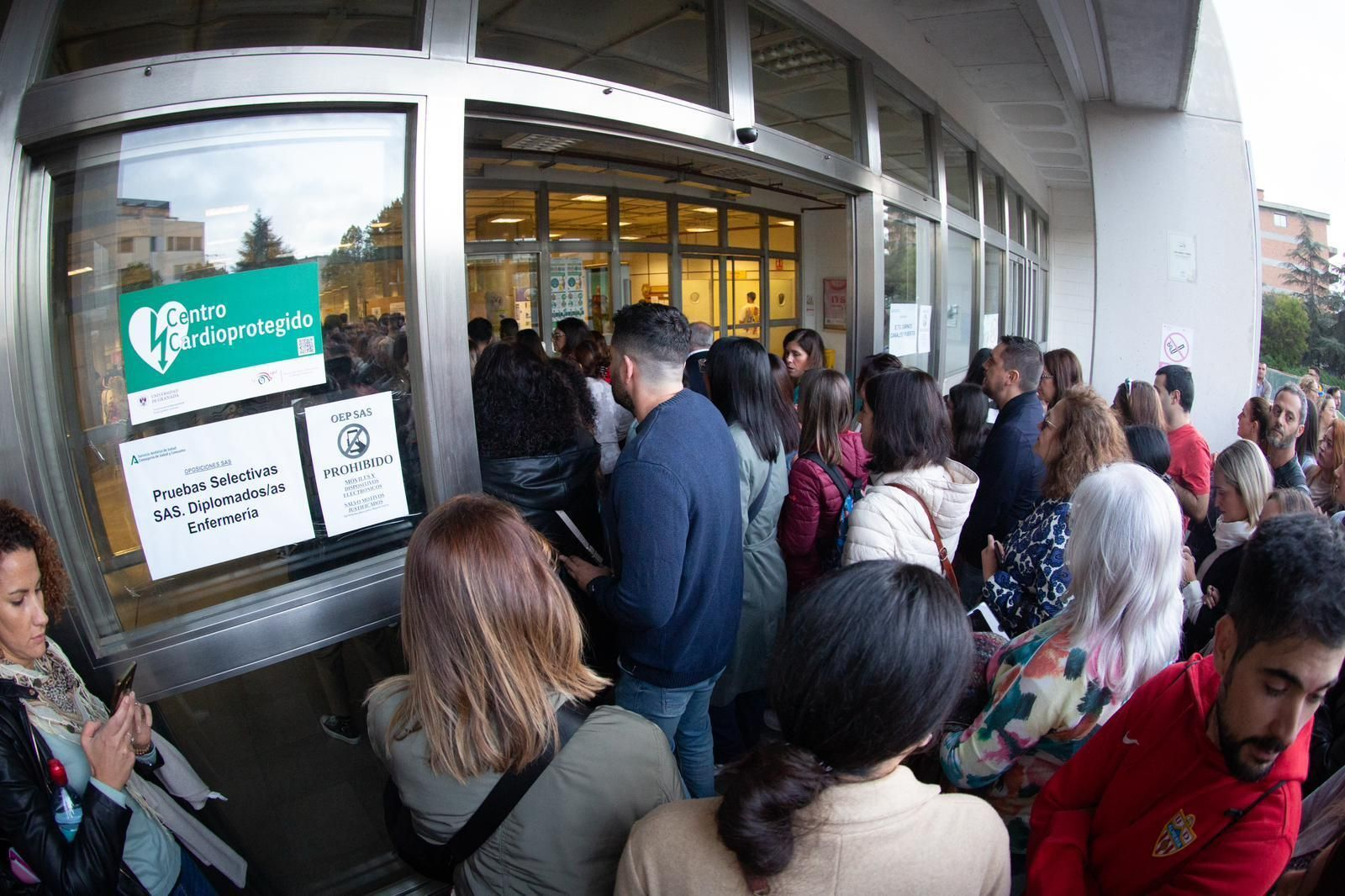 Nervios y esperanza en los exámenes del SAS: miles de personas en los campus de la UGR para las pruebas andaluzas