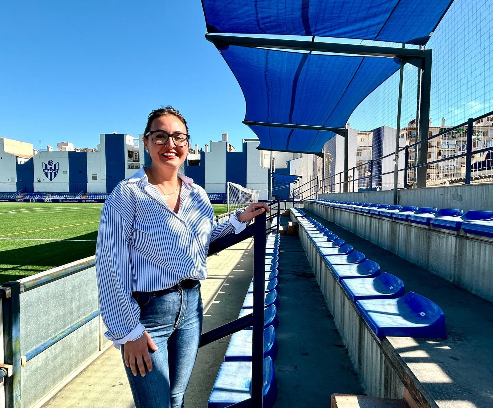 La concejala de Deportes, Rocío Ruiz, junto a los nuevos toldos del Vivar Téllez