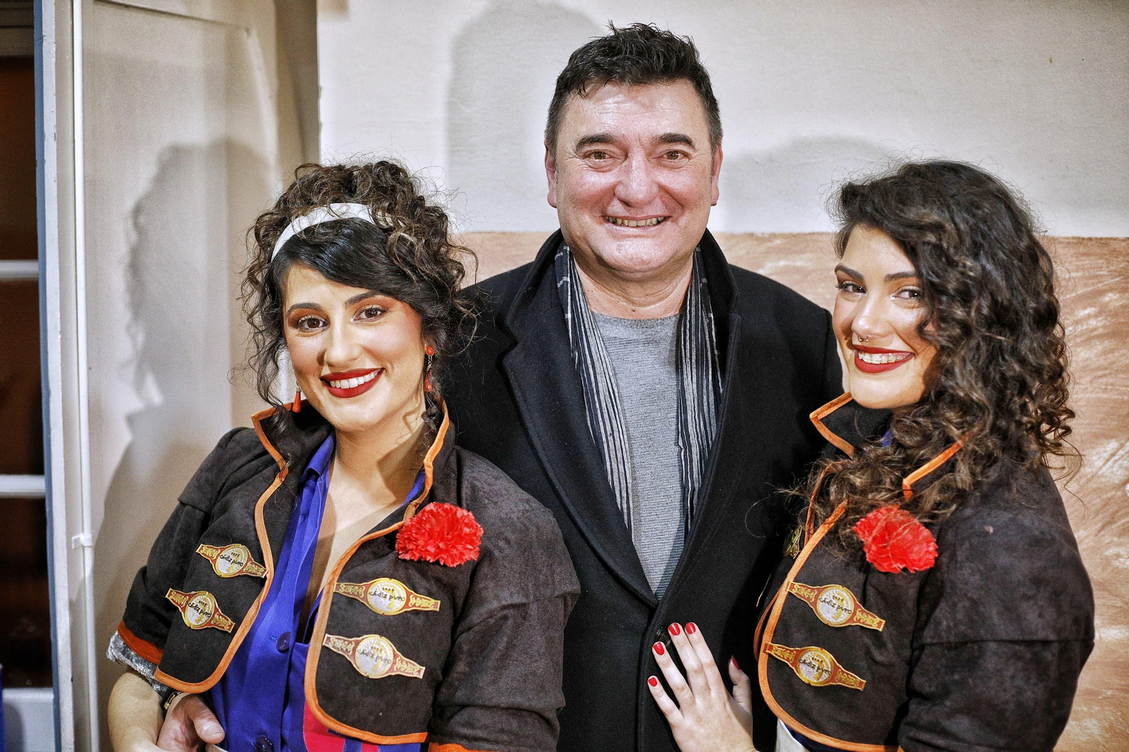 El Sheriff en camerinos con sus hijas, Irene y Sara.