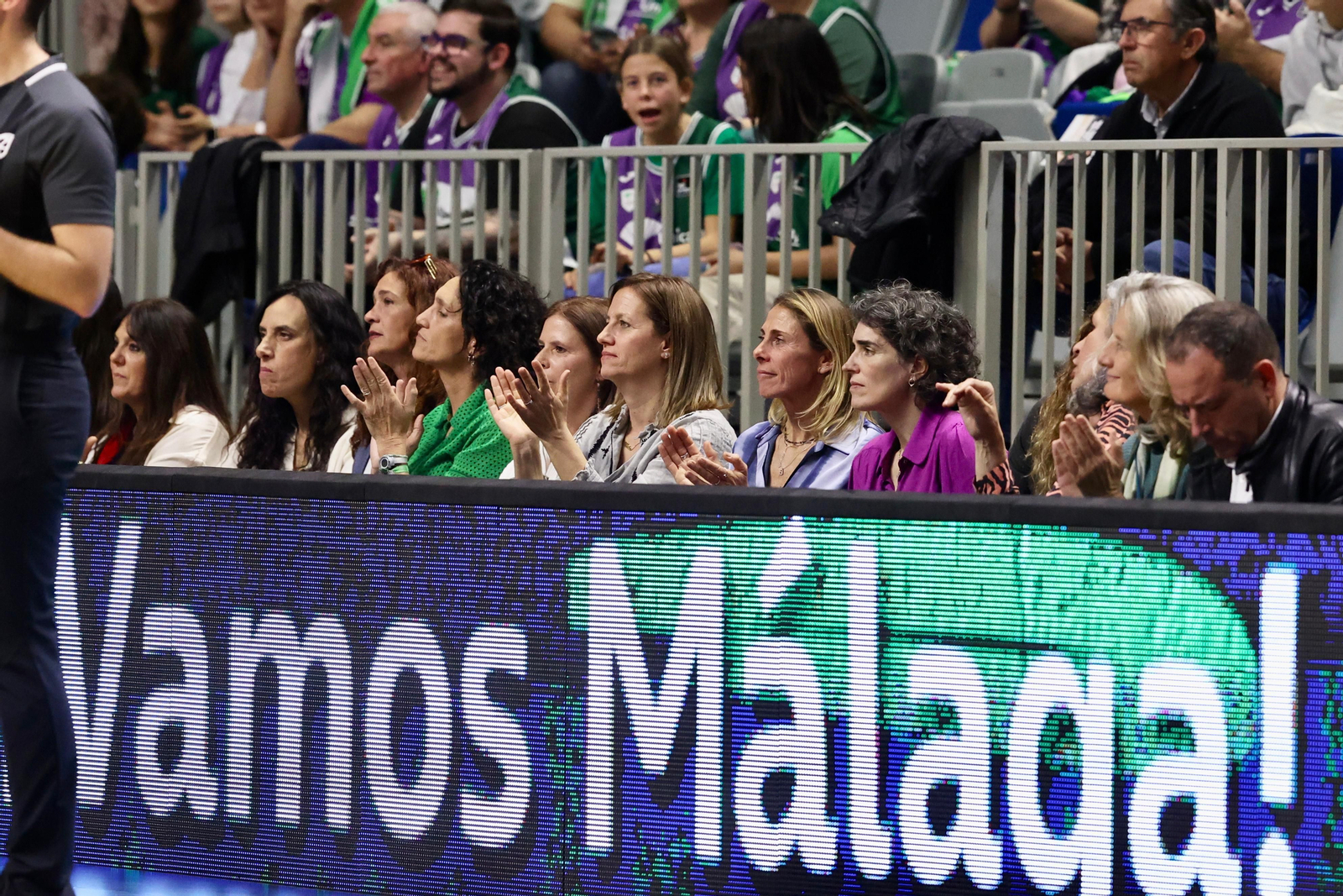 Los jugadores del primer equipo apoyaron al Unicaja Mijas
