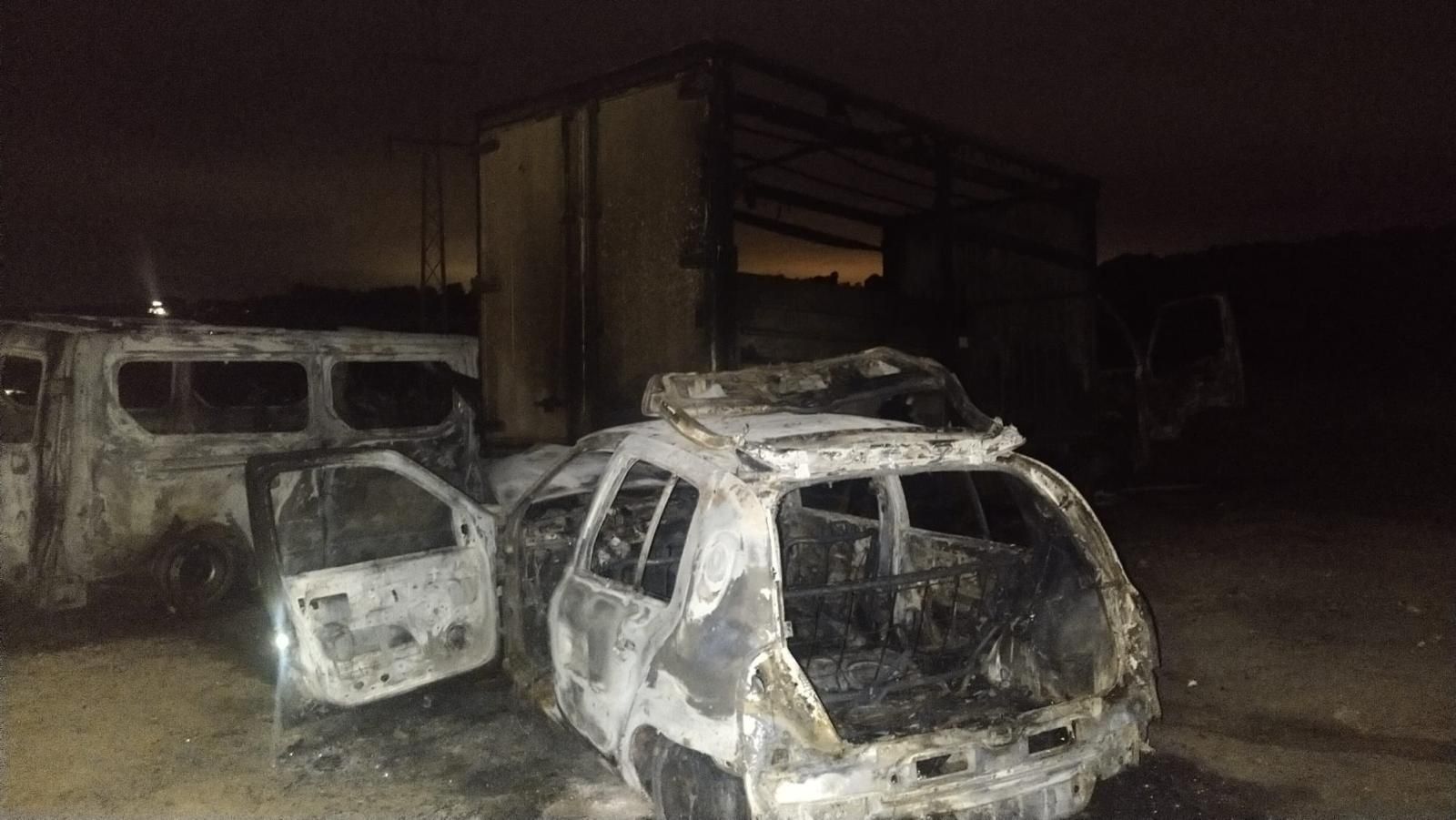 Vehículos calcinados en las barriadas de San Roque.