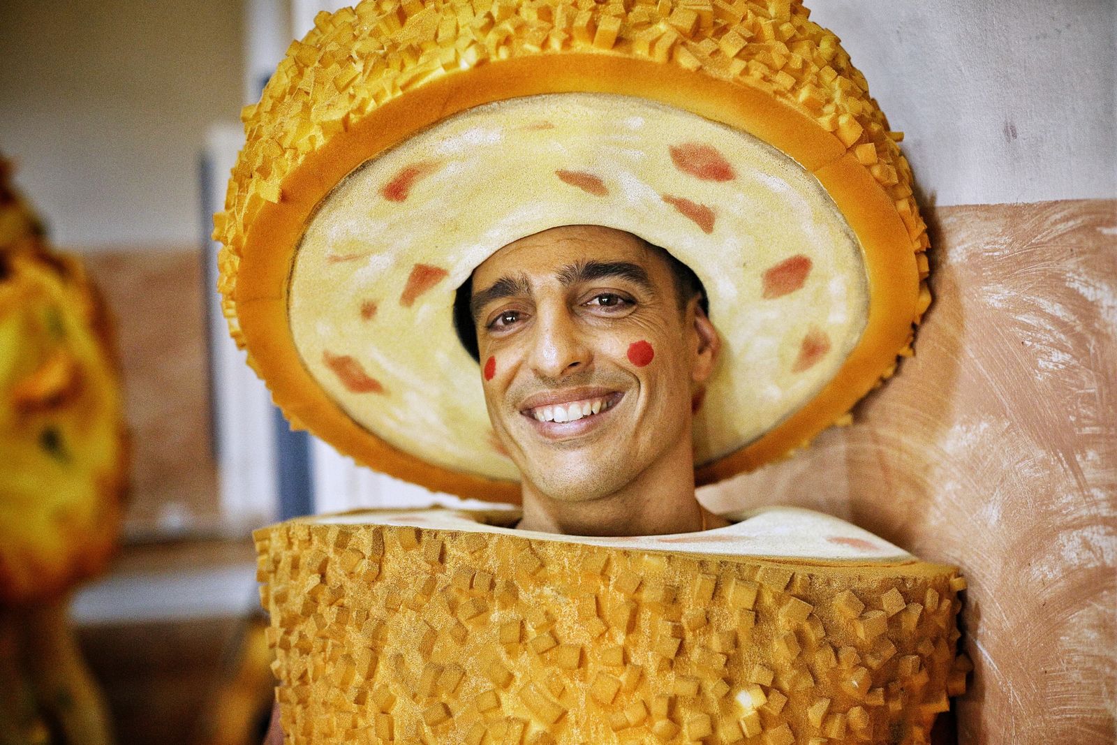 El chirigotero gaditano Juan Antonio Osorio, en camerinos con 'Me tienes frito'.