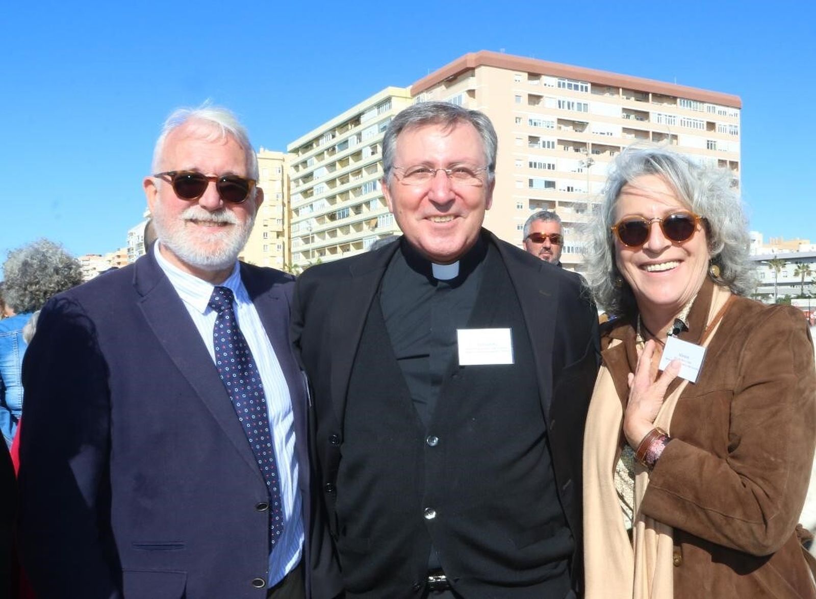 Pepe Bejarano, el padre Fernando Aramburu y Melele Sobrino Grosso.
