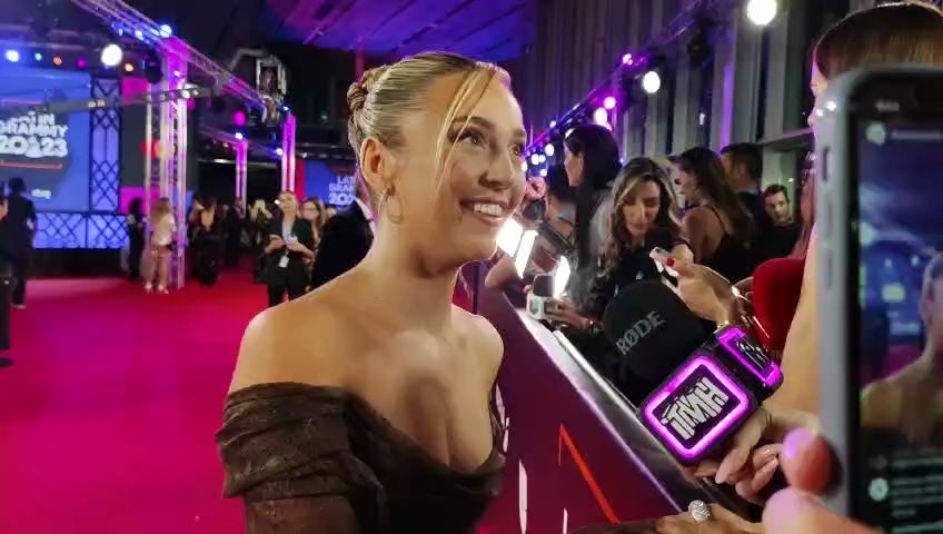 Ana Mena en la alfombra roja de los Grammy Latinos