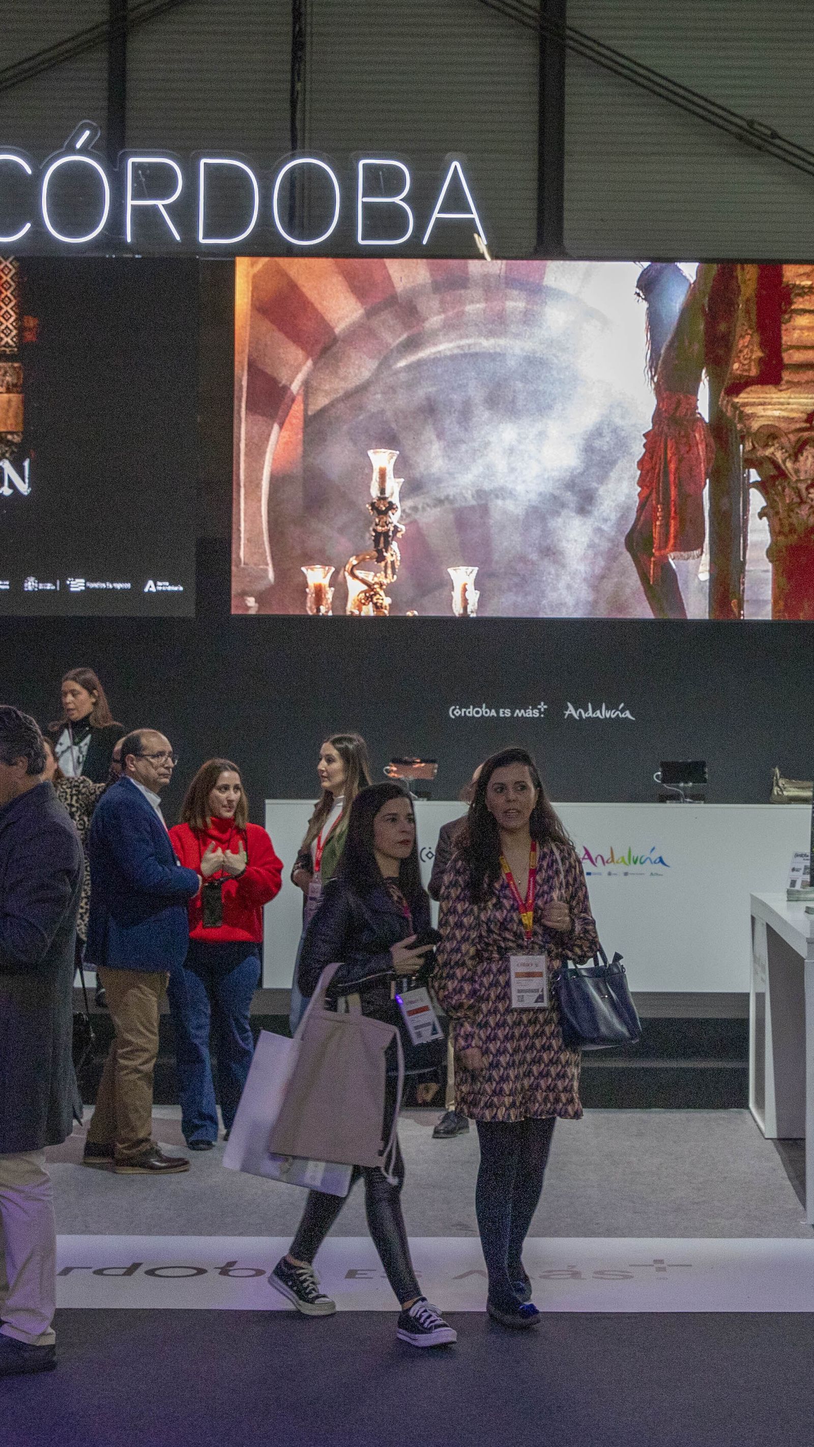 Varias personas en el expositor de Córdoba y provincia en Fitur.