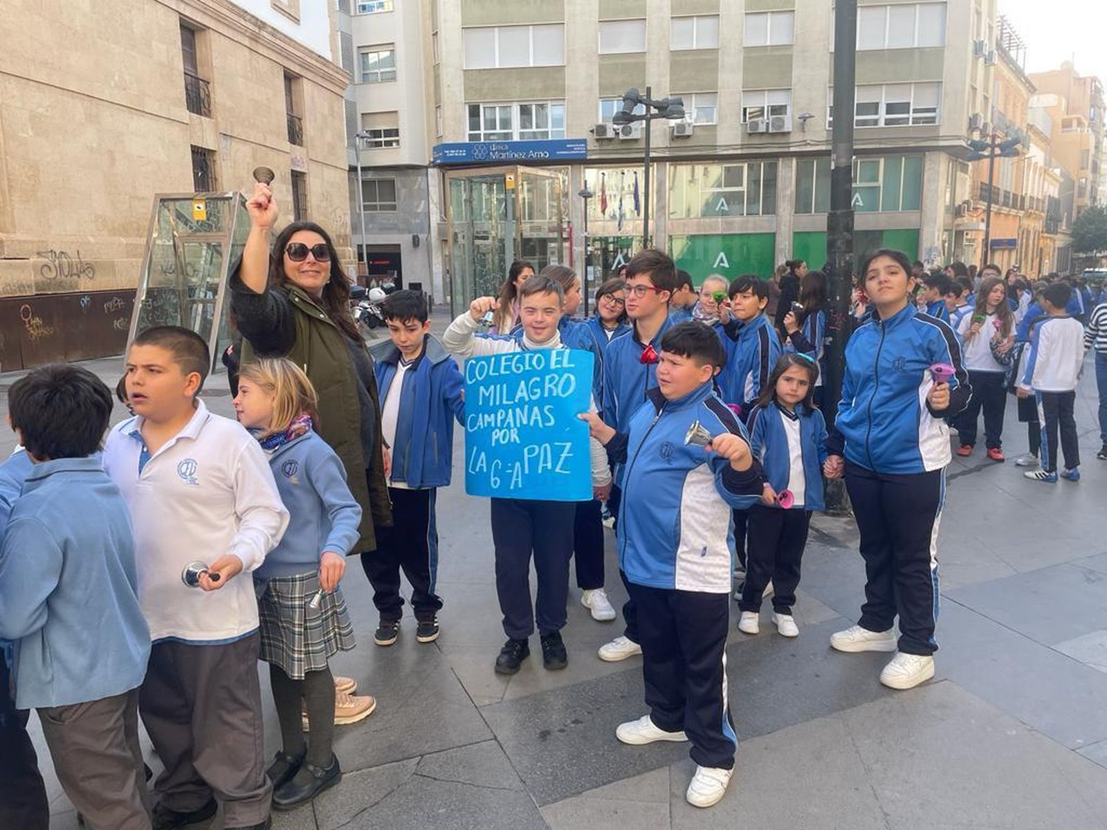Escolares del Milagro este martes con sus campanas.