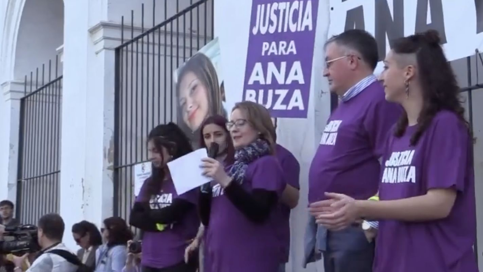 Imagen durante una concentración en la puerta de los juzgados de Carmona