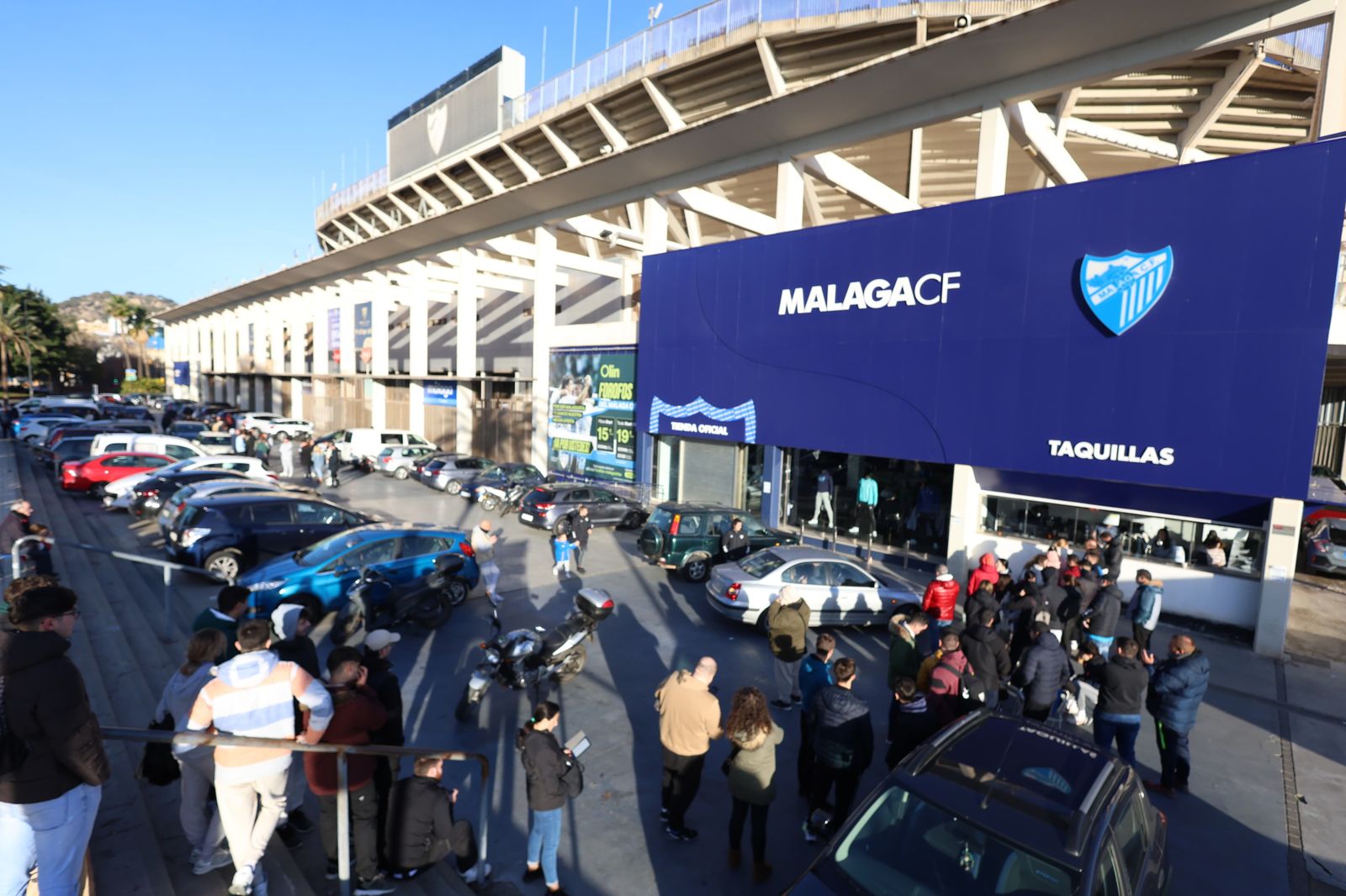 Las fotos de las colas para el Recreativo Granada-Málaga