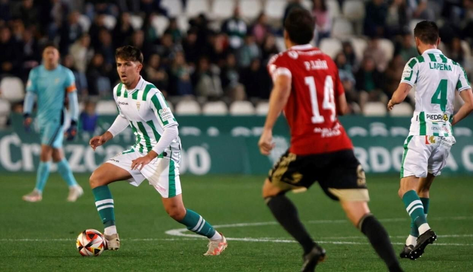 Mati Barboza controla el balón en el Córdoba CF - Real Murcia.