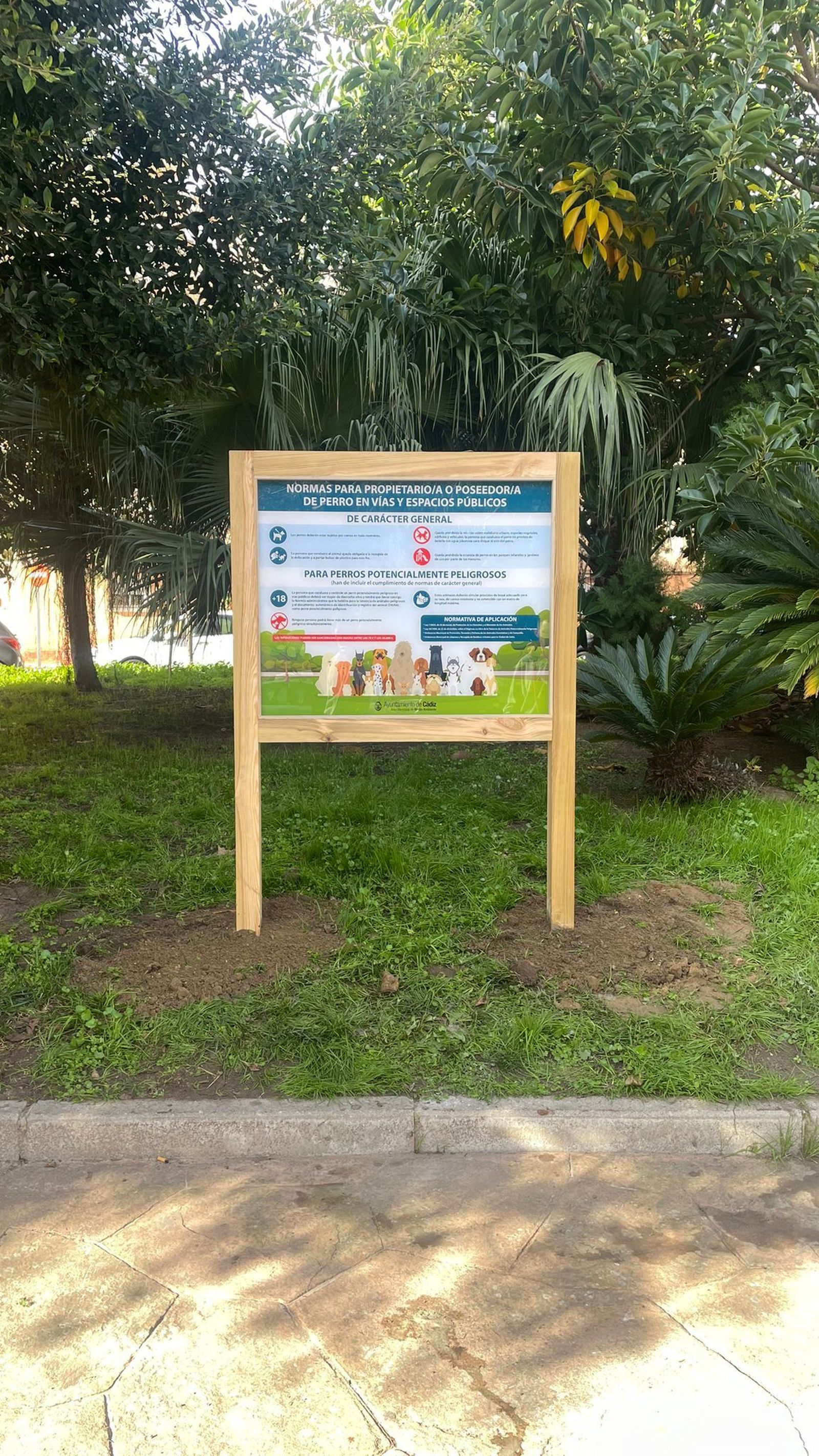 Nueva señalética para propietarios de perros en Cádiz.