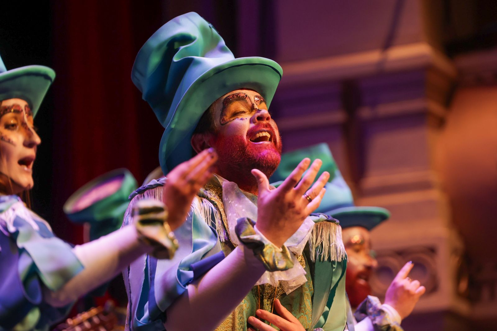 Imágenes de la actuación de la comparsa de Villalba del Alcor "Una comparsa extranjera" en el Carnaval Colombino