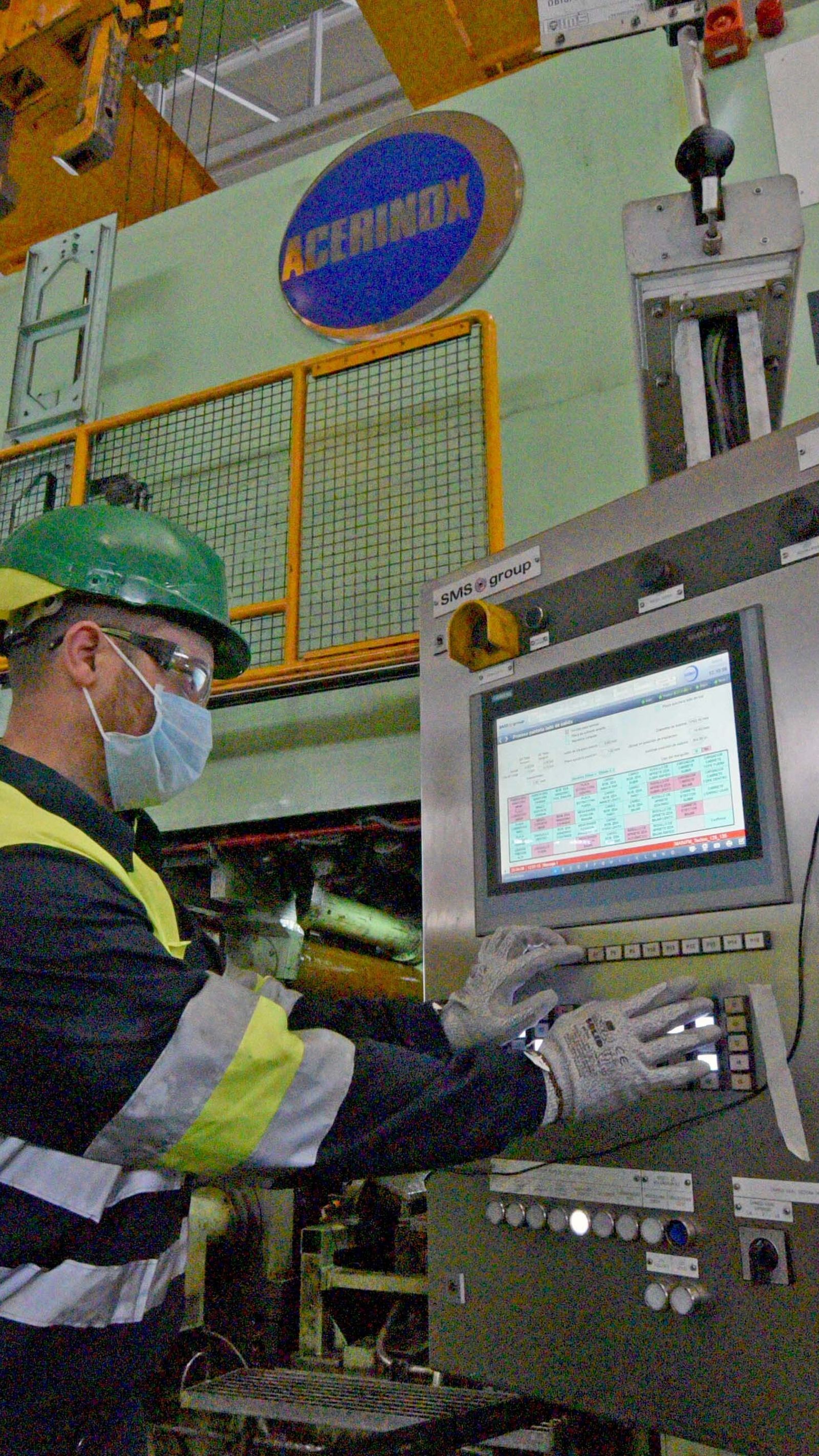 Un trabajador de Acerinox.