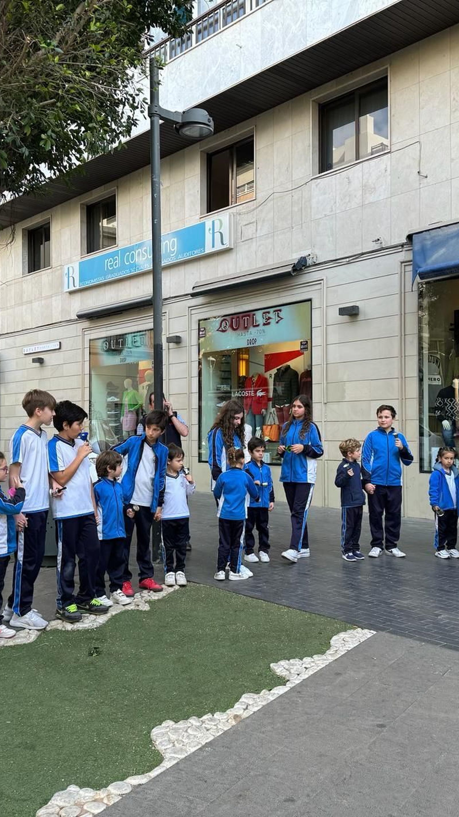 Escolares durante su minuto de silencio en el centro de Almería.