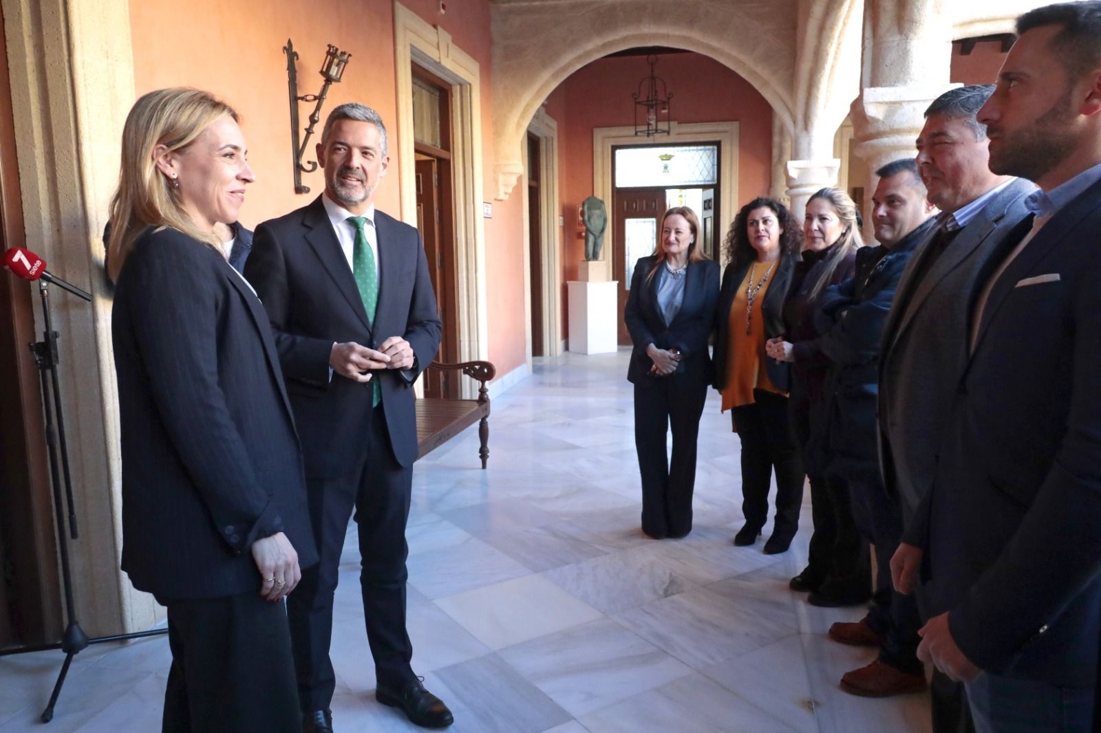 Ruiz Arana presenta a la presidenta de la Diputación a su equipo de gobierno.