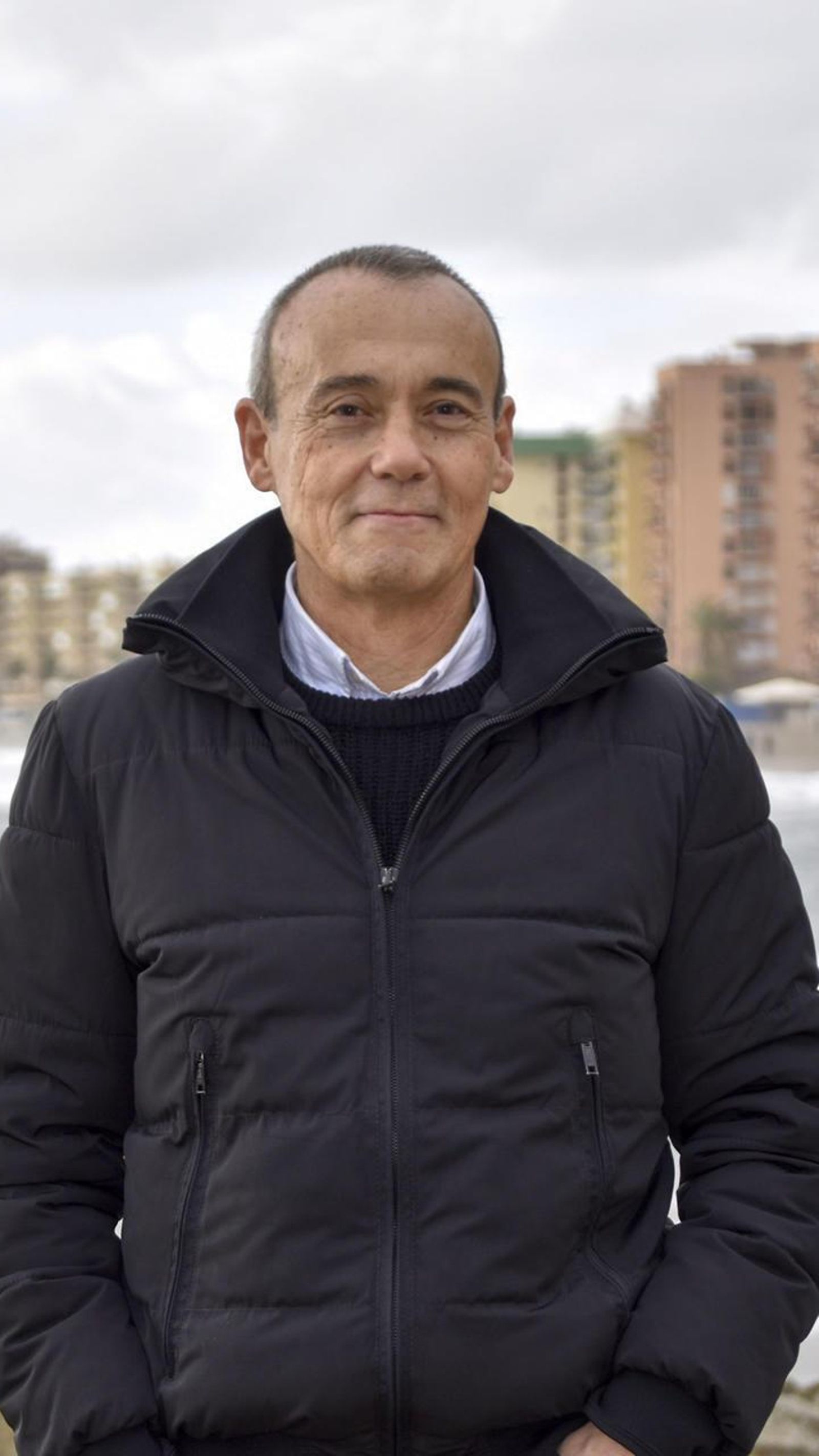 El investigador especializado en cambio climático del Instituto Español de Oceanografía en Málaga, Manuel Vargas, posa en la playa de Fuengirola.