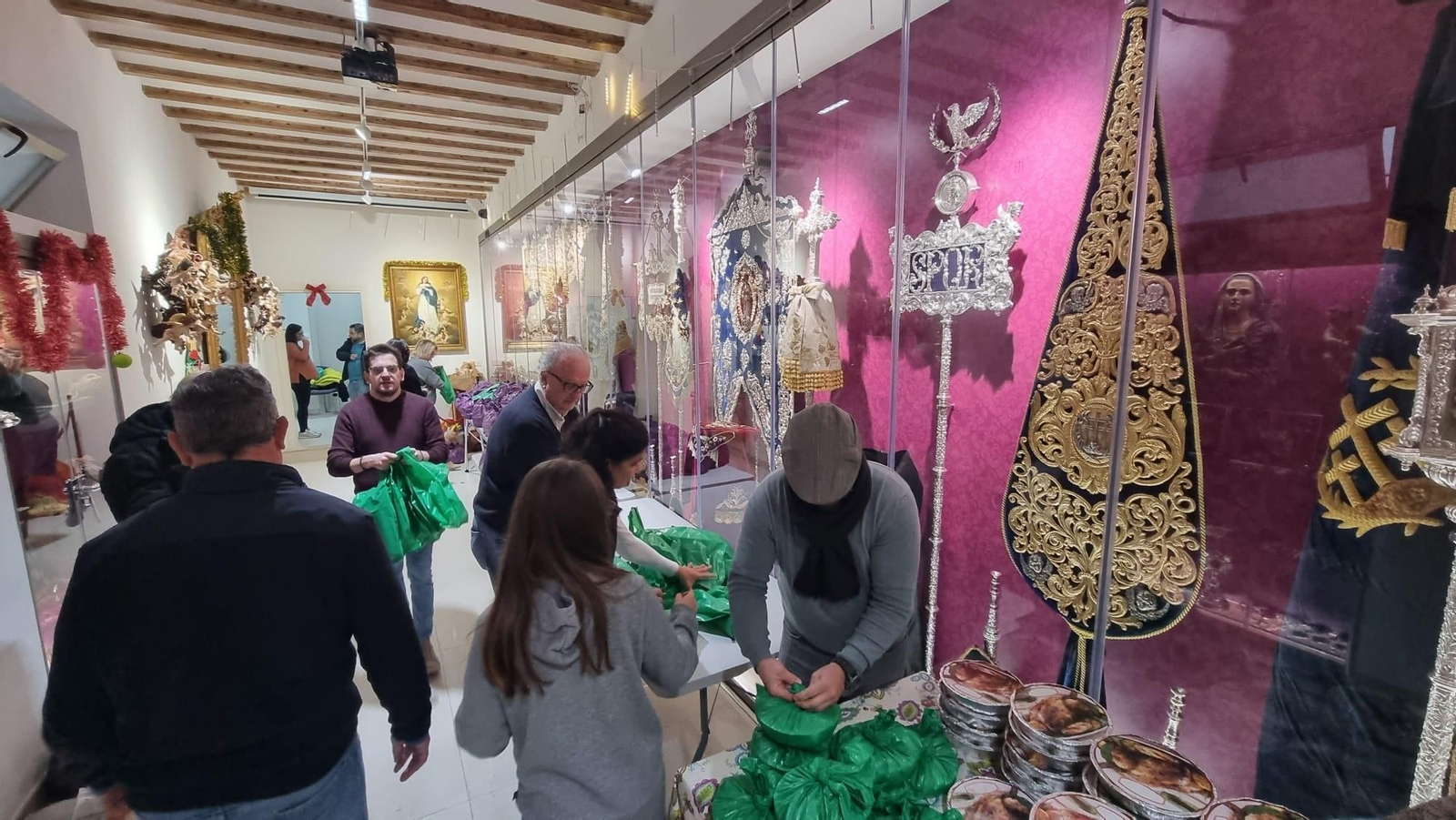 Cofrades del Perdón preparando en la casa de hermandad una de sus acciones sociales en 2023.