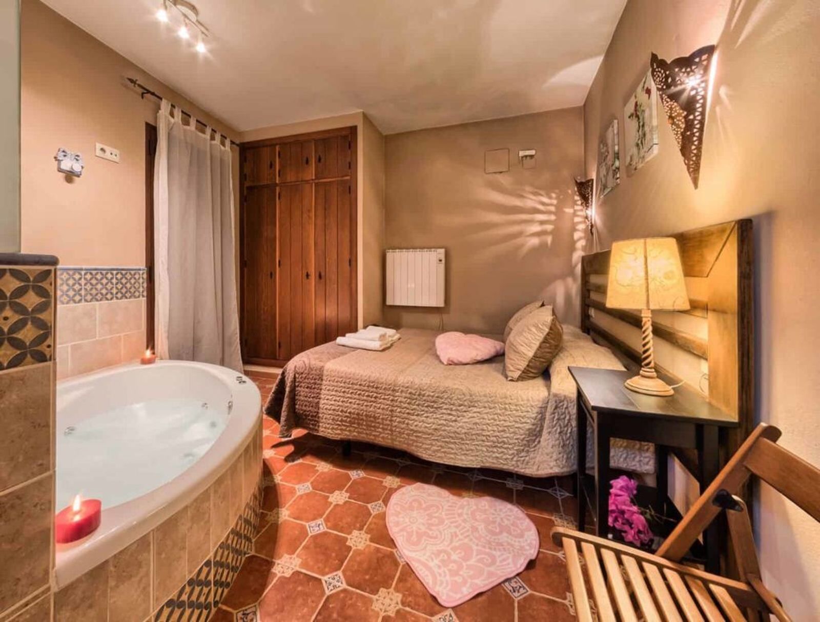 ¿Un jacuzzi en la habitación? Apúntate esta casa rural en este pueblo de Huelva