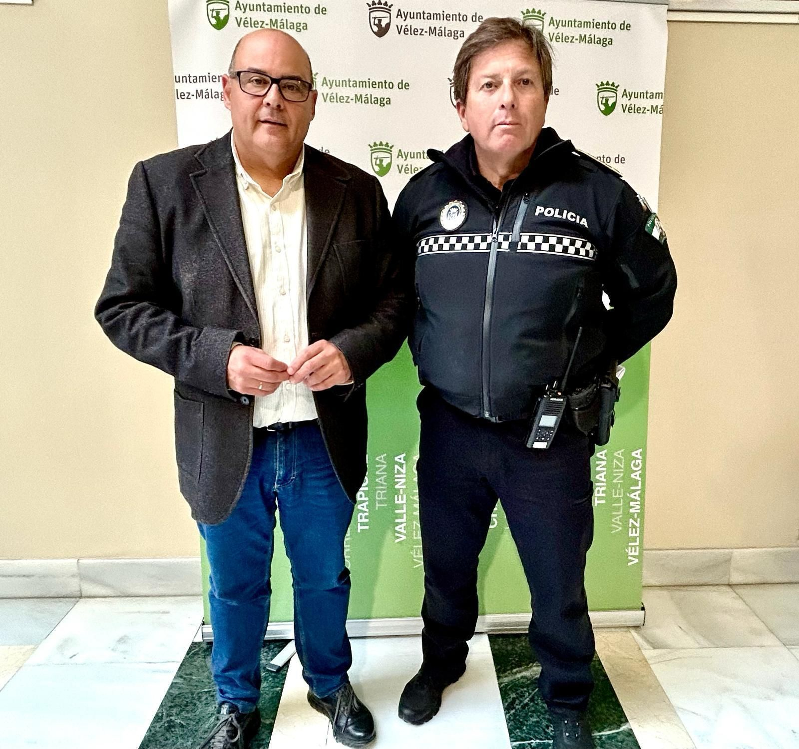 El alcalde de Vélez-Málaga, Jesús Lupiáñez, junto al jefe de la Policía Local, José Andrés Montoya