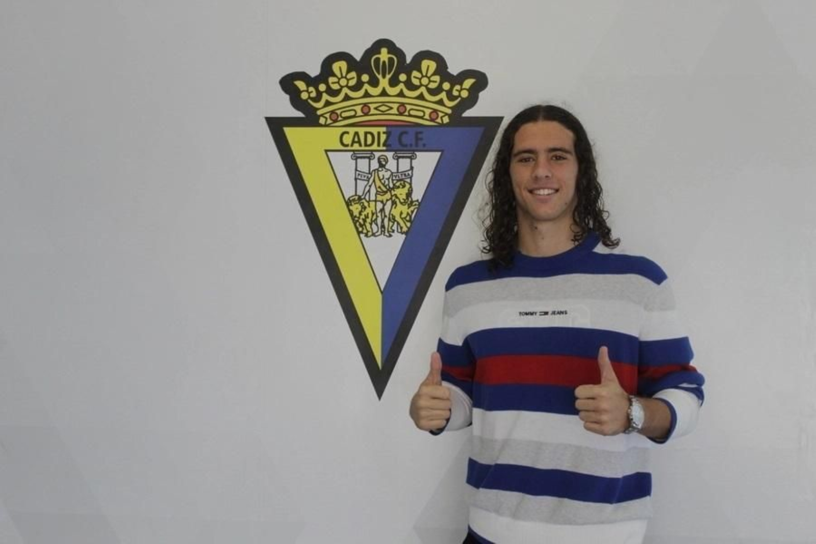 Pulgares arriba por parte de Morata tras la firma de la ampliación de contrato.