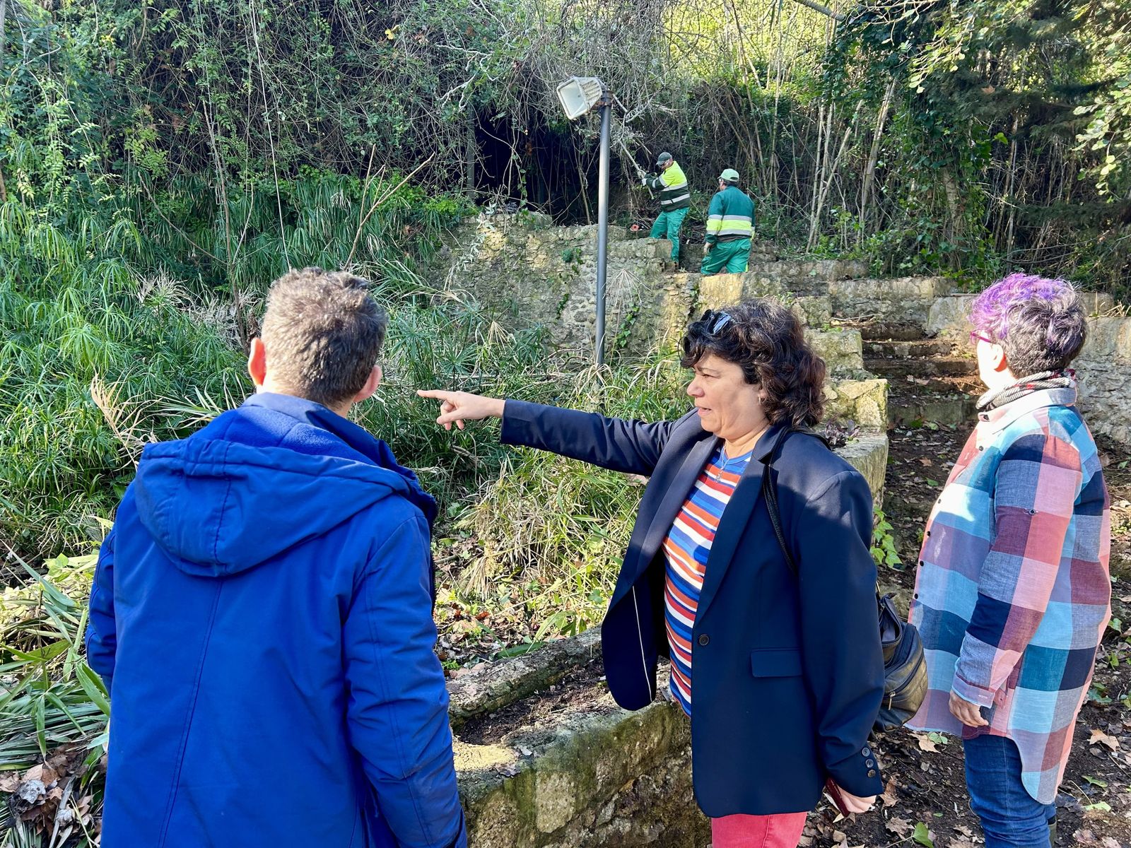 Carmen Álvarez, David González y Carmen Pozo comprueban el estado de los trabajos de adecuación del Jardín de las Piletas.