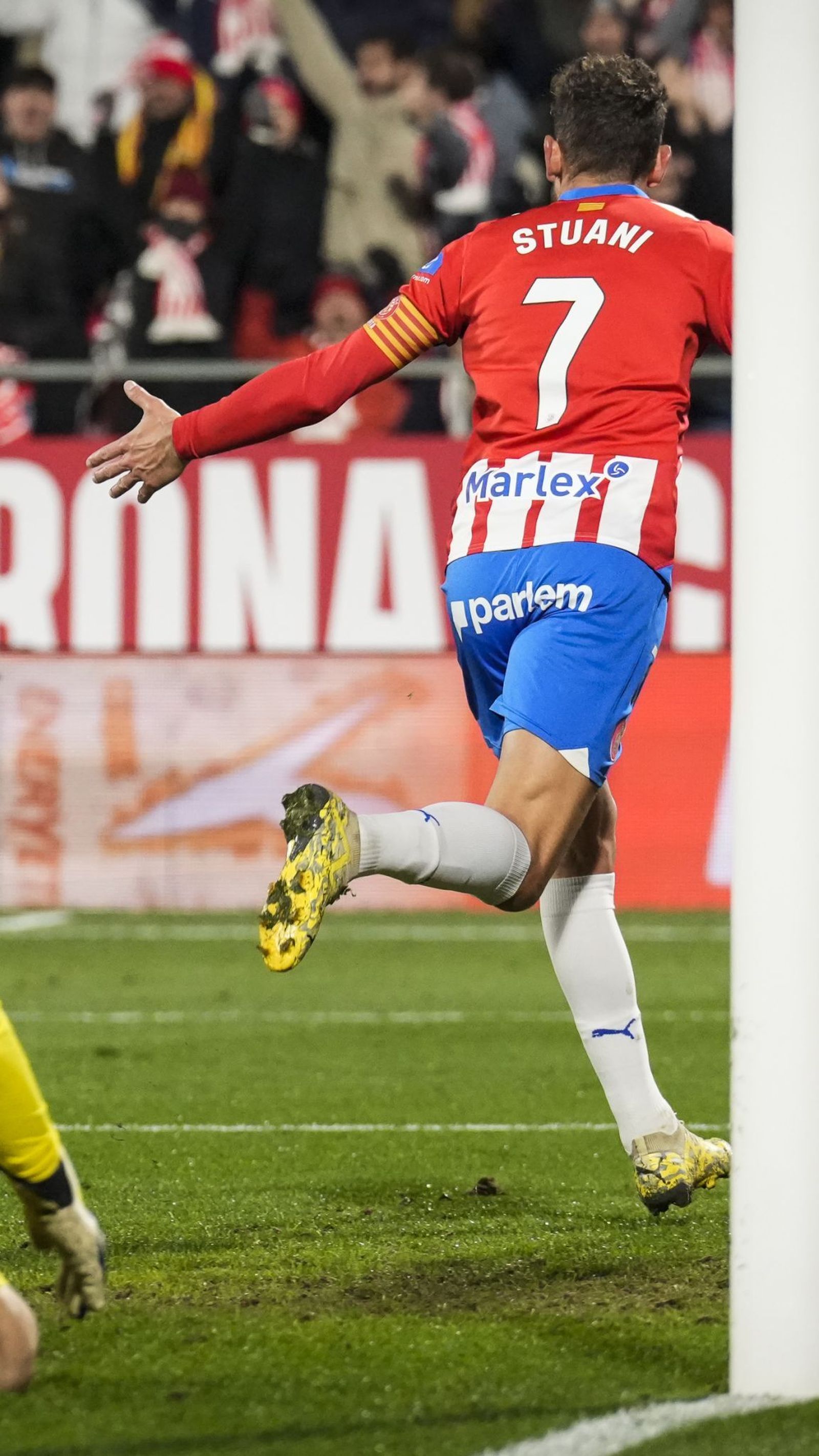 Stuani celebra el 5-1 ante la impotencia de Dmitrovic.