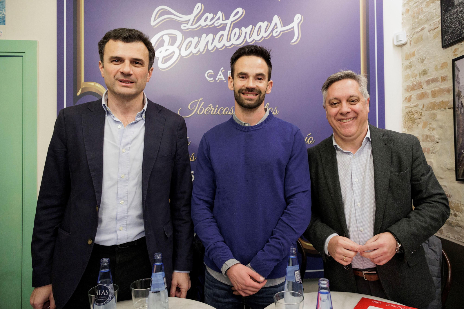 Bruno García junto a David de la Cruz (Adelante) y Óscar Torres (PSOE) en un debate electoral.