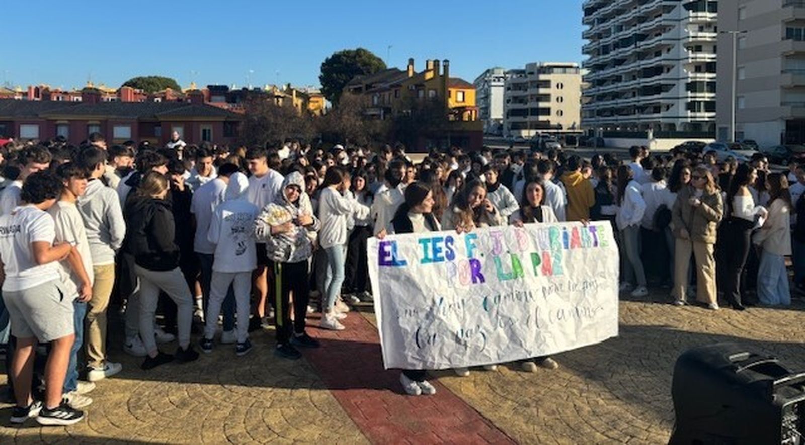 Una imagen de la marcha silenciosa por la paz del IES Francisco Javier de Uriarte.
