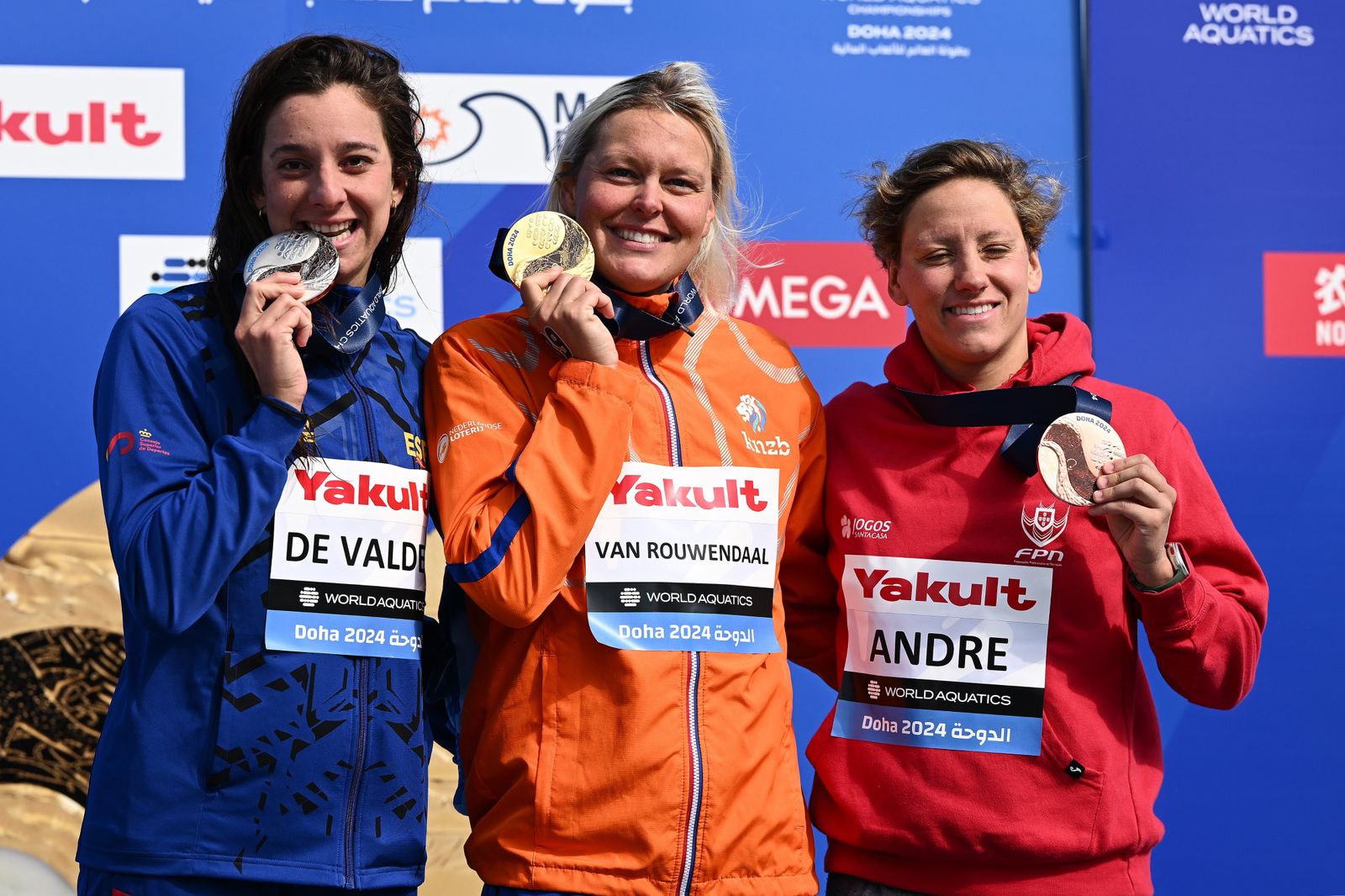 De Valdés, a la izquierda, con la medalla de plata.