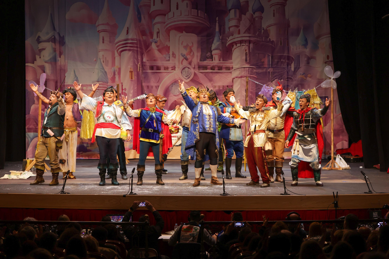 Imágenes de la actuación de la murga de Huelva "Se me acabó el cuento" en el Carnaval Colombino