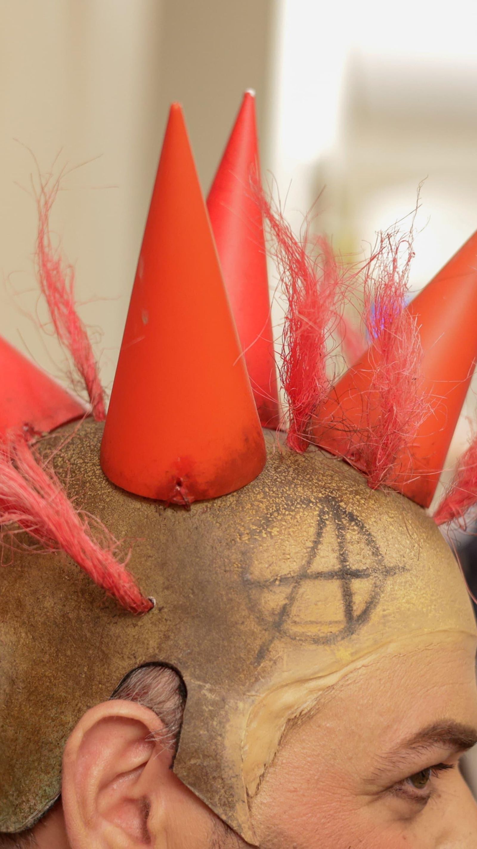 Detalle de la cresta de Chicho en 'Punk y circo, la lucha continúa'.