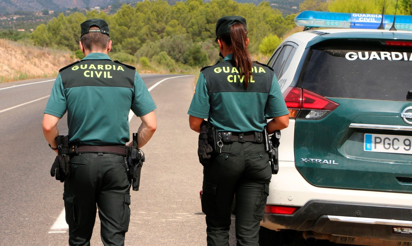 Dos guardias civiles, de espaldas.