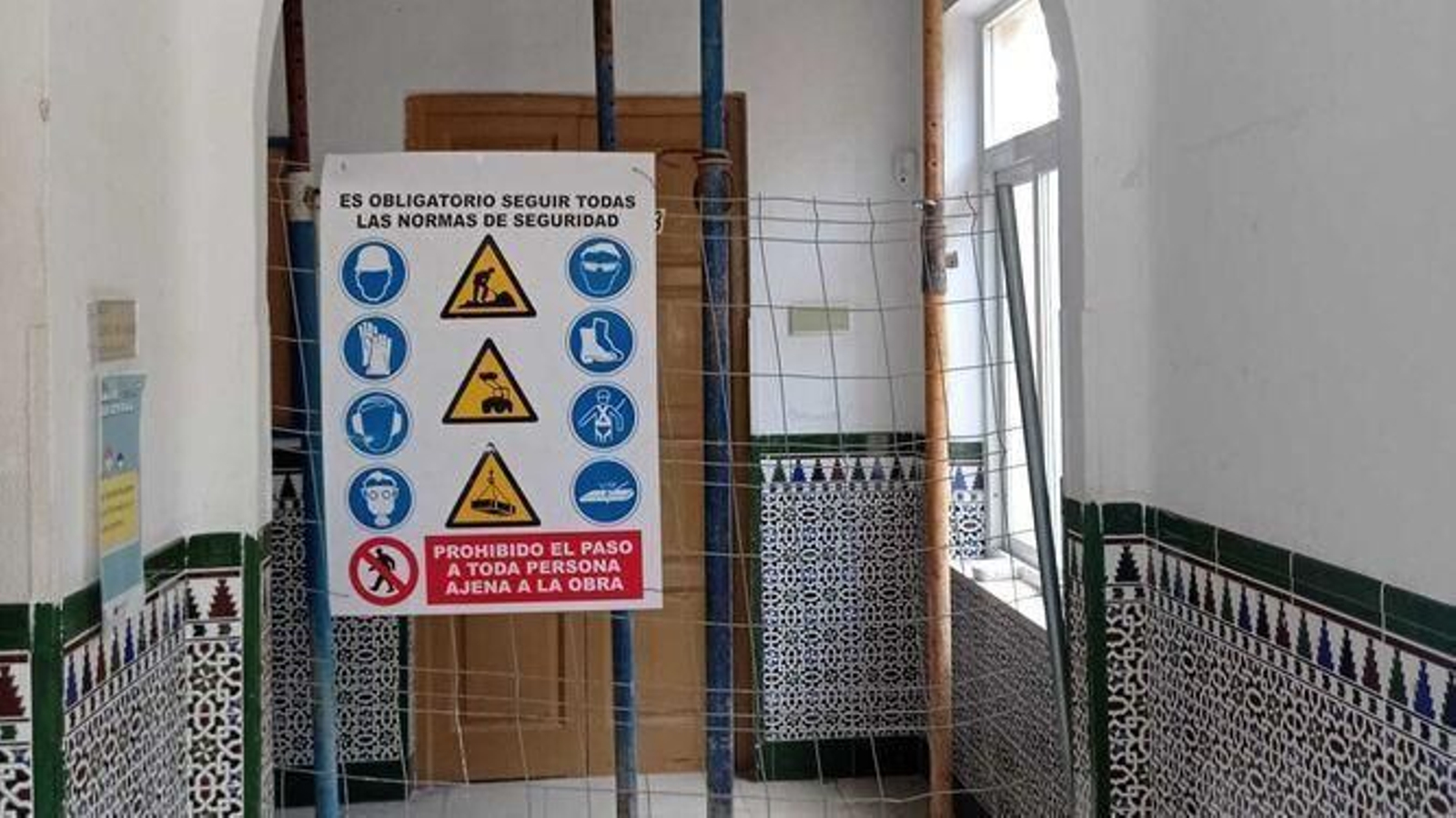 Paso cerrado en el Colegio Domingo Lozano de Carranque.