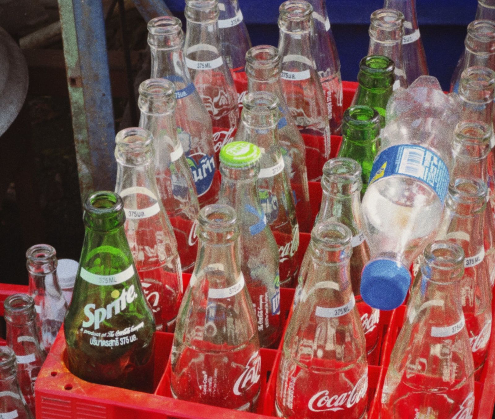 Botellas de vidrio en unas cajas.