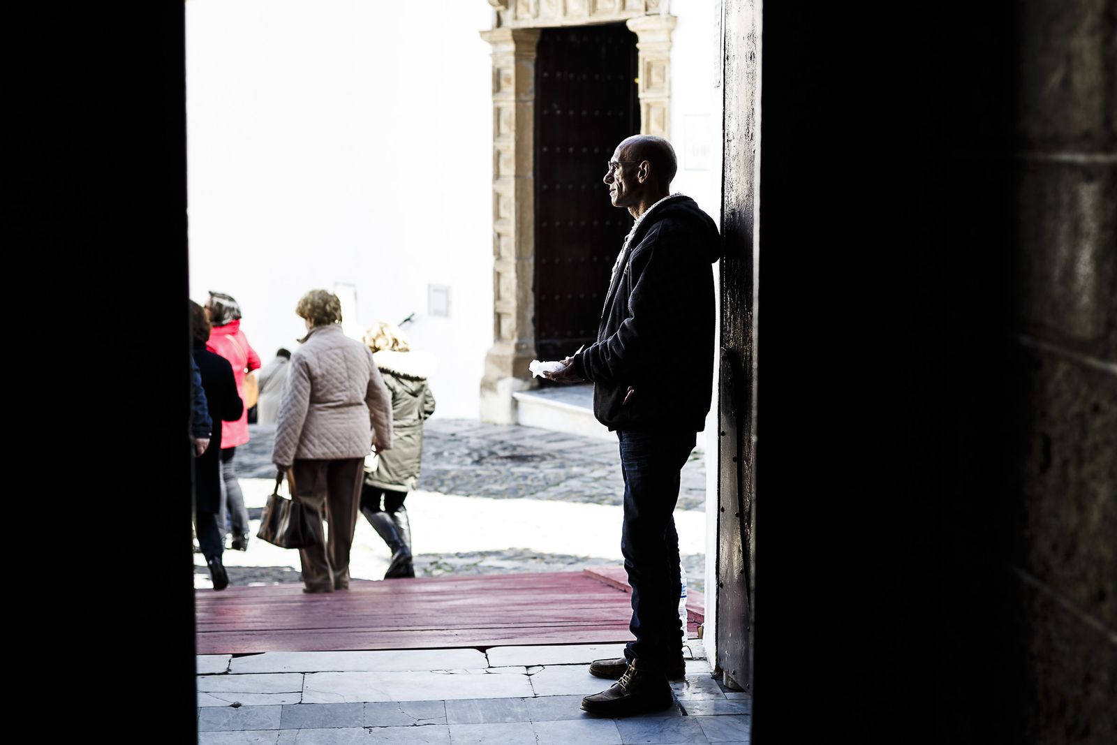 Un hombre pide a las puertas de una iglesia.