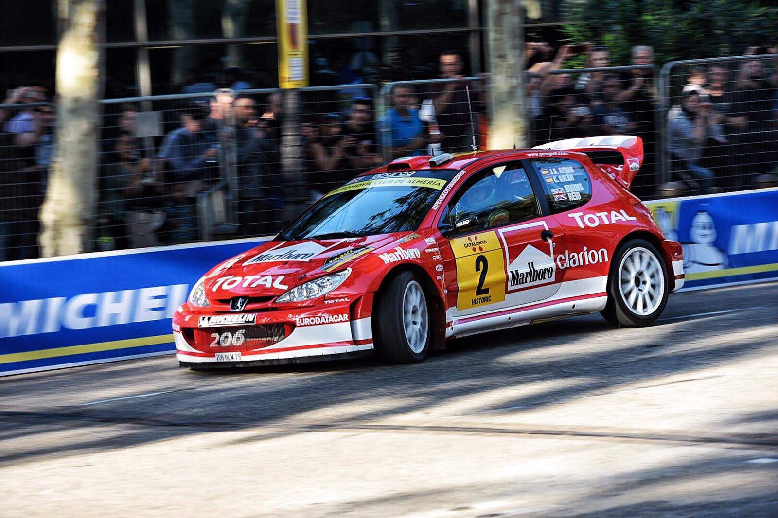 José Antonio Aznar conduce un Peugeot 206 WRC durante una prueba disputada anteriormente.