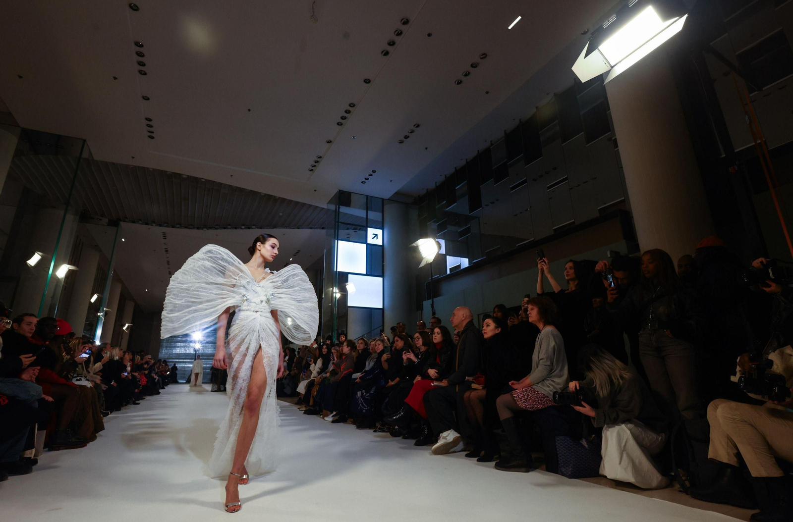 Juana Martín presenta su colección 'La Rosée' en la pasarela de Alta Costura de París, en imágenes