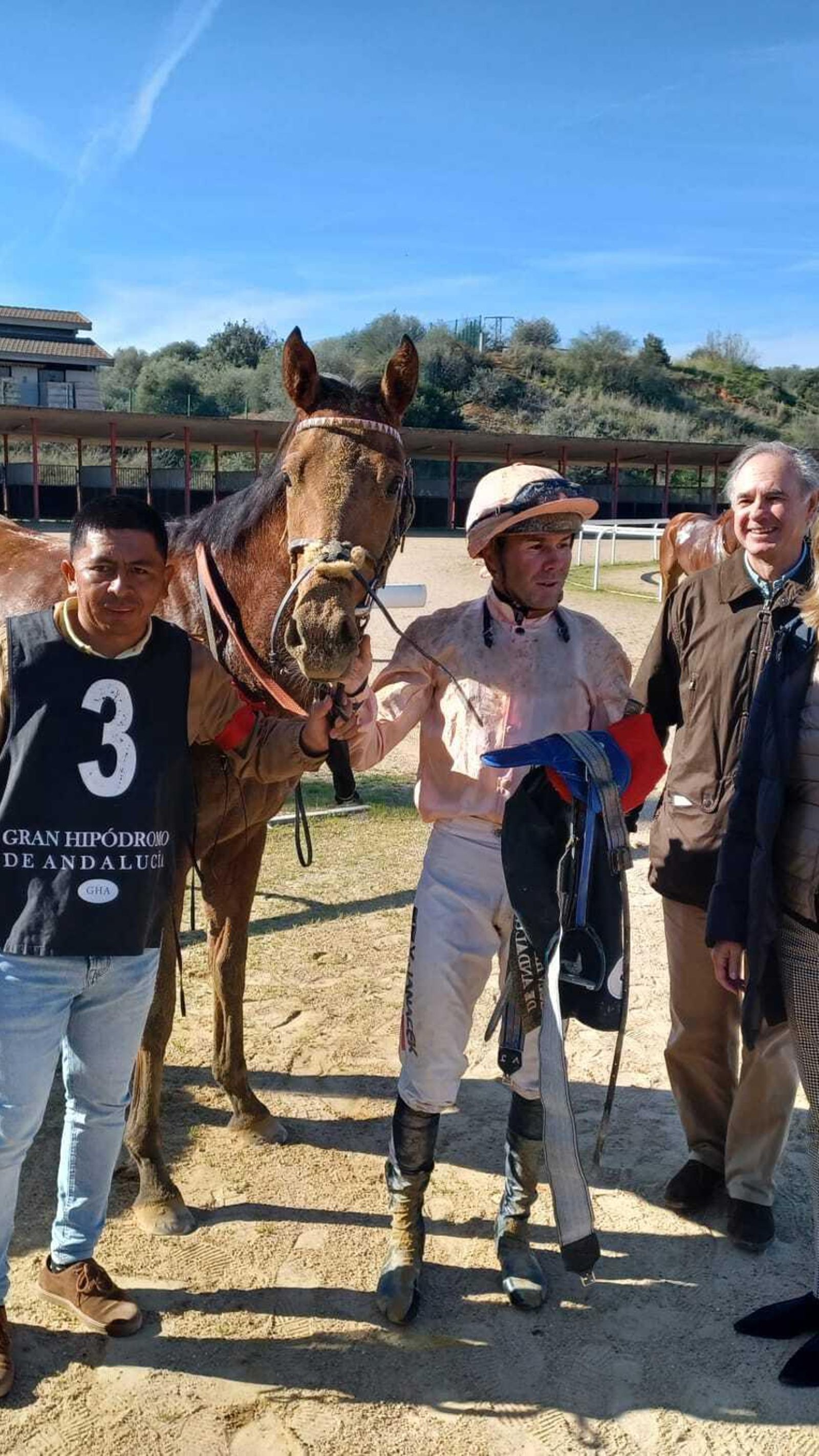 Vaclav Vanacek posa junto a Luis de Carlos con el caballo ganador, 'Taormina'.