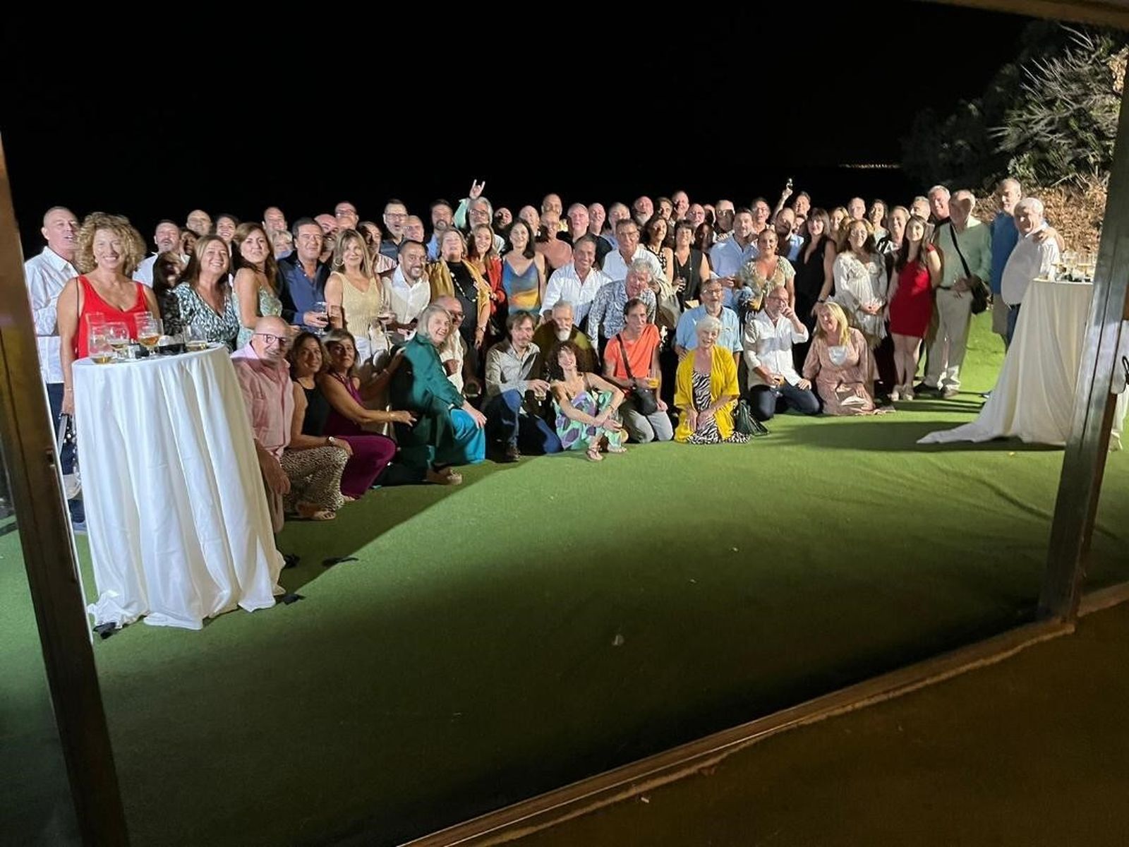 El grupo de los componentes del coro carnavalero de Luis Frade, durante la cena celebrada en el Timón de Roche, con motivo del inicio de la nueva temporada del Carnaval 2024.