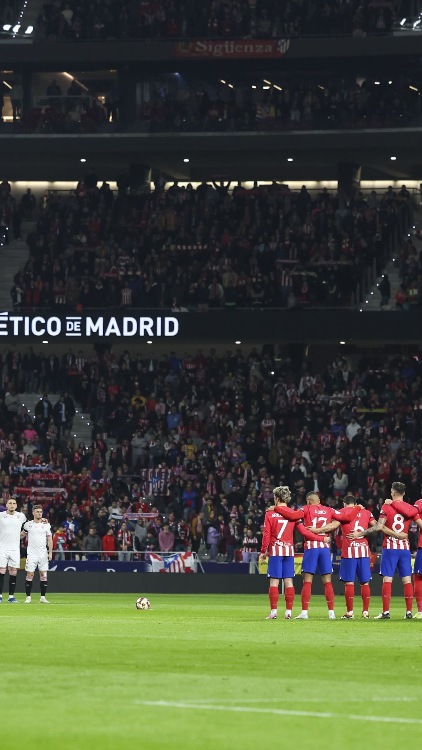 El respetuoso minuto de silencio antes del Atlético de Madrid-Sevilla.
