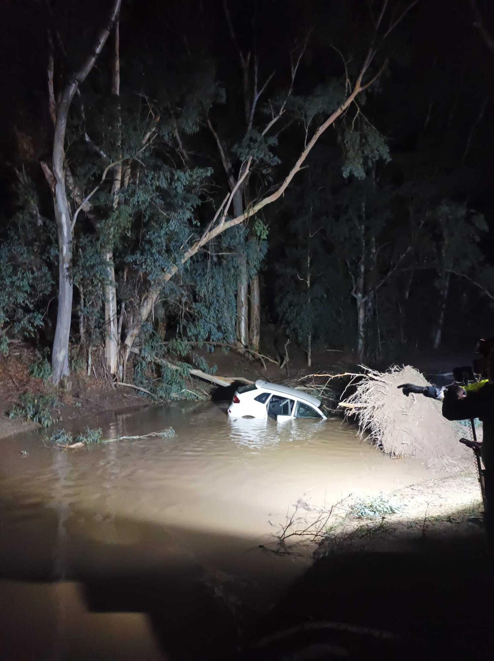 Rescatan a un conductor que intentó cruzar el río Guadaíra en un tramo de poco caudal