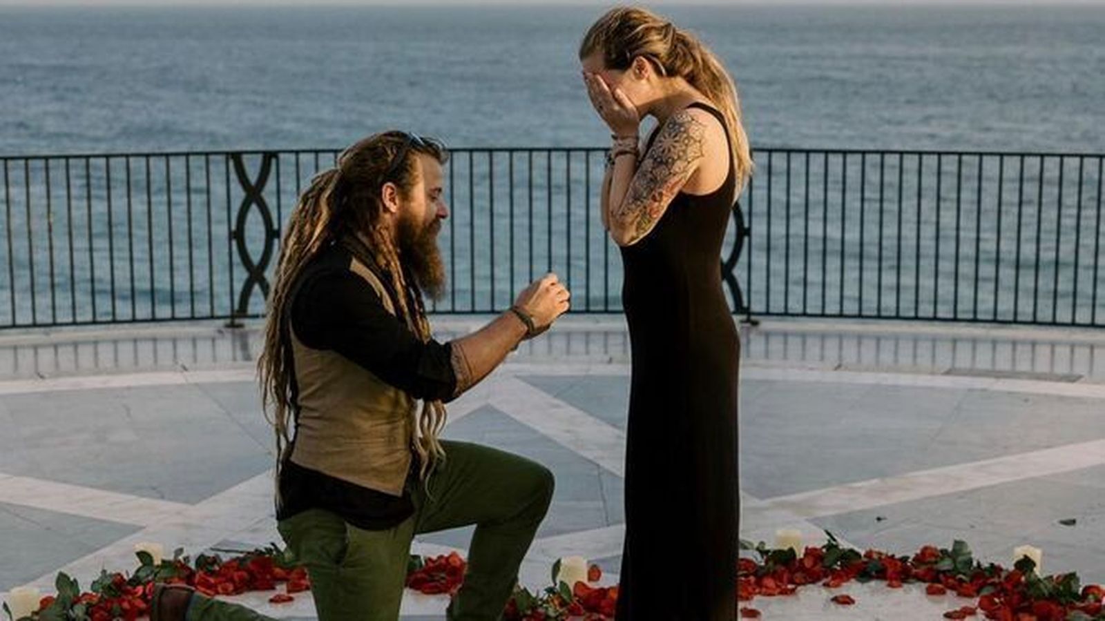 Pedida de mano sorpresa de Kyle y Michaela en el Balcón de Europa de Nerja.